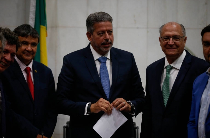 Alckmin entrega PEC da Transição que exclui Bolsa Família do teto sem prazo