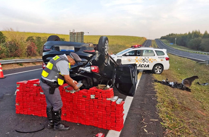 Carro capota e espalha 370 kg de maconha em rodovia do interior de SP São Paulo