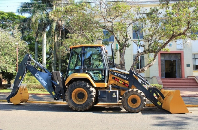 Prefeitura de Avaré conquista retroescavadeira