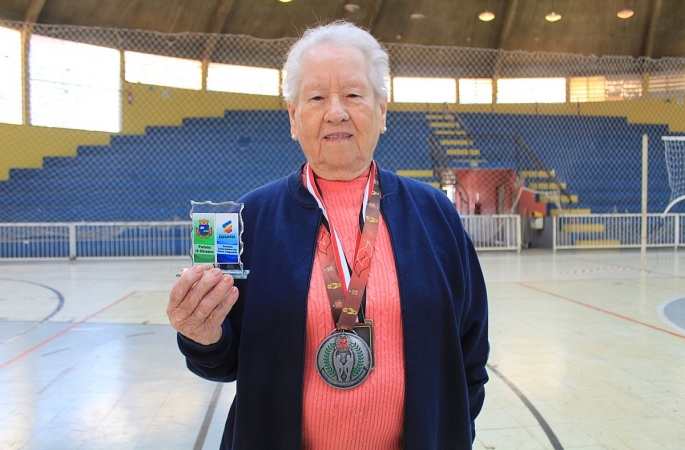 Nadadora de 84 anos conquista medalha de prata nos Jogos da Melhor Idade