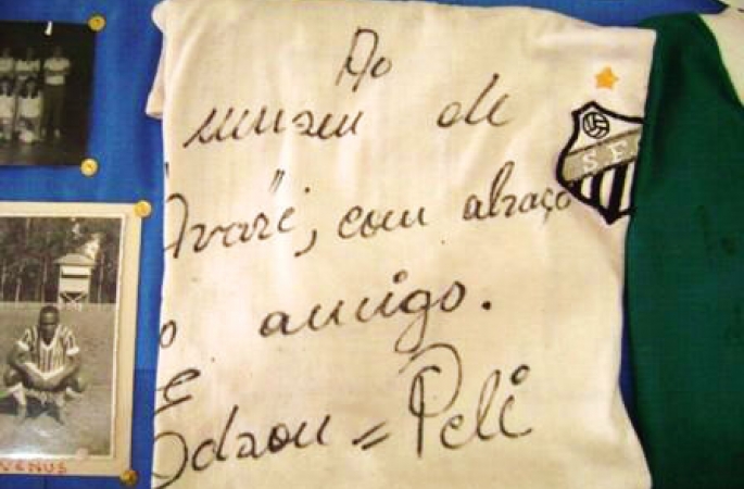 Museu de Avaré conserva camisas autografadas por Pelé