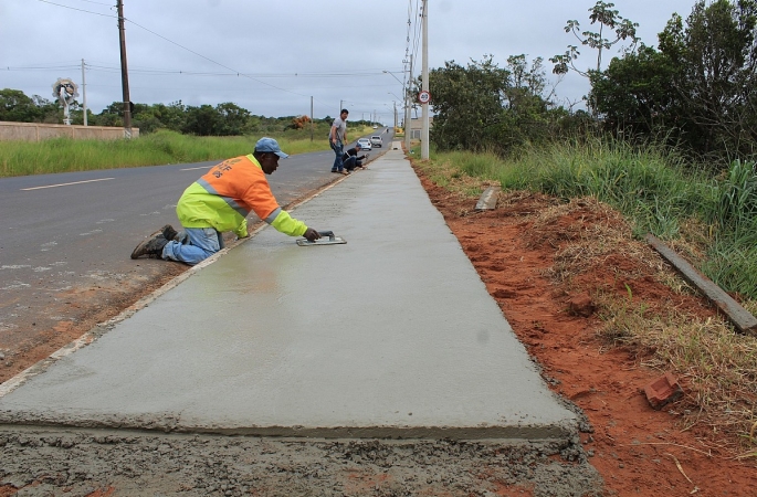 Calçada com quase 200 metros é construída na Villa Jatobá