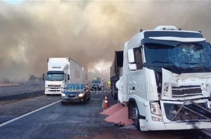 Sete veículos se envolvem em engavetamento na rodovia Castello Branco em Avaré