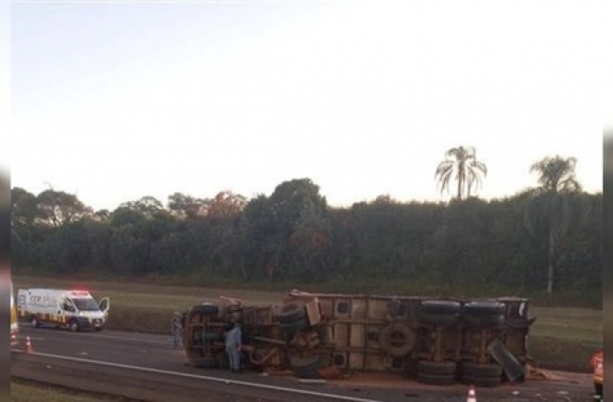 Acidente entre carreta e caminhão deixa motorista ferido na Rodovia Castello Branco em Avaré