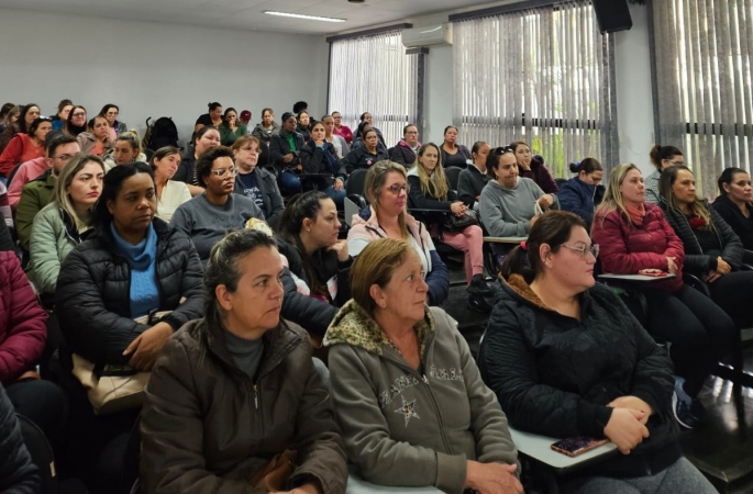 Auxiliares de Desenvolvimento Infantil passam por formação sobre afetividade