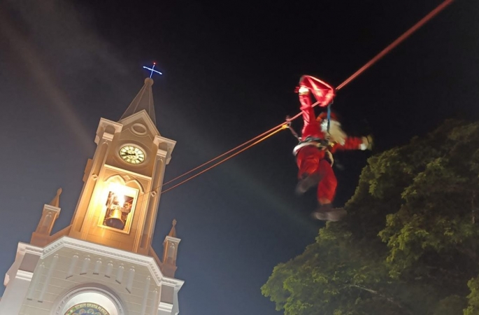 Papai Noel chega de tirolesa e anuncia Natal em Avaré