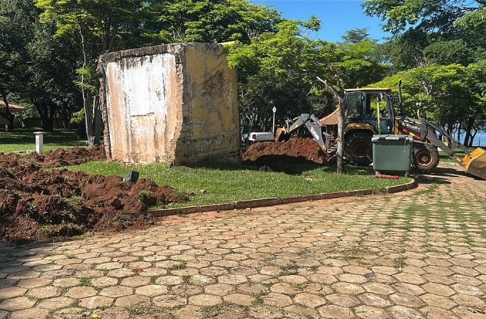 Camping continua fechado para reparo em bomba e encanamento