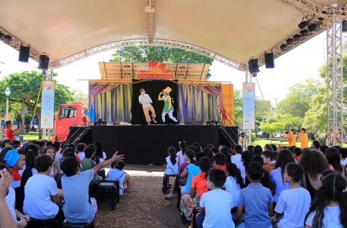 Teatro itinerante reúne centenas de crianças na Concha Acústica