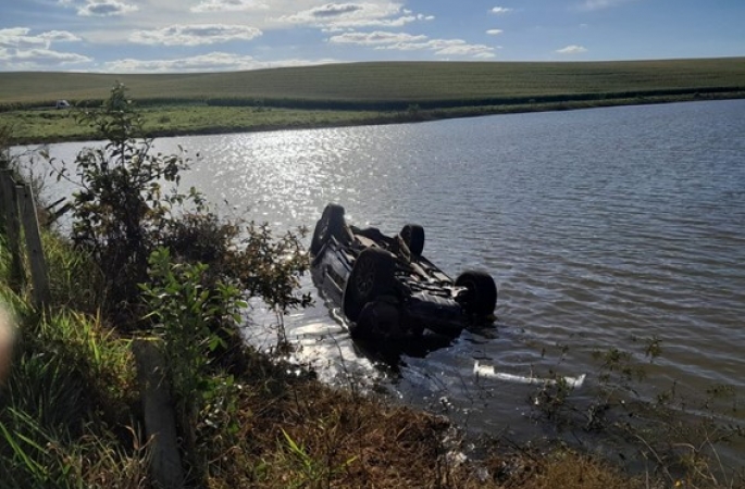 Carro cai em lagoa após motorista perder o controle do veículo em estrada rural