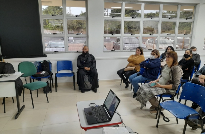 Professores aprendem técnicas para aliviar estresse