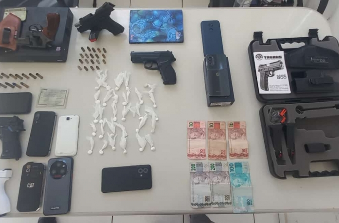 Homem é preso com porções de drogas, armas e munições em Piraju