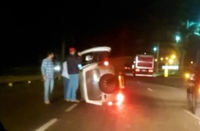 Bebê morre após ser lançado para fora de carro que capotou ao atingir moto