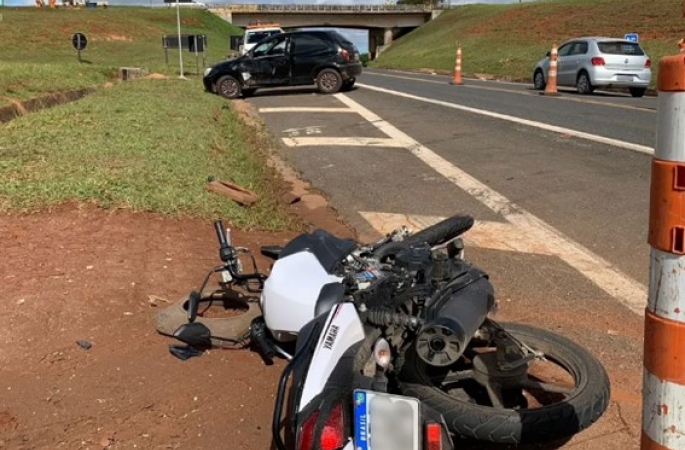 Acidente entre carro e moto deixa mulher gravemente ferida em rodovia de Itapeva