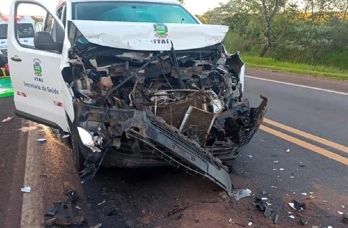 Van com pacientes colide em traseira de caminhão e deixa 8 feridos na SP-255 Avaré