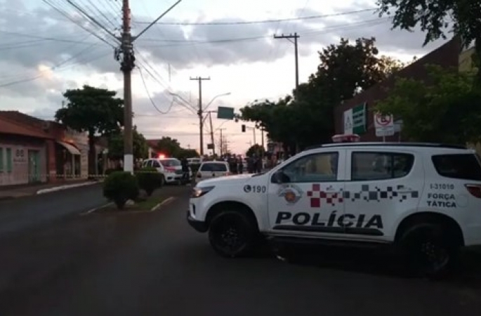 Homem morre em troca de tiros com a polícia após sequestrar ex-companheira no interior de SP