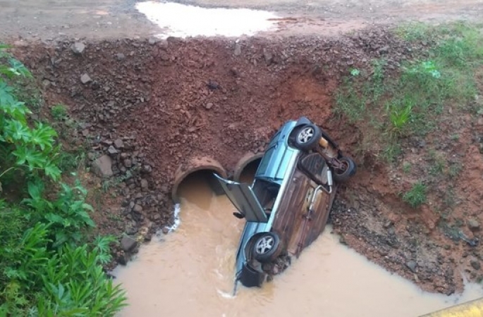 Cinco ficam feridos após carro cair de ponte improvisada em córrego no interior de SP