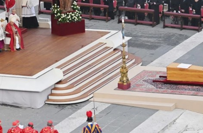 “O amigo fiel” da Igreja: Papa Francisco celebra funeral de Bento XVI no Vaticano