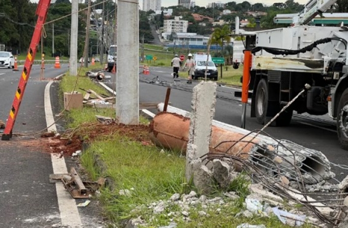 Motorista derruba postes e deixa moradores de Botucatu sem energia