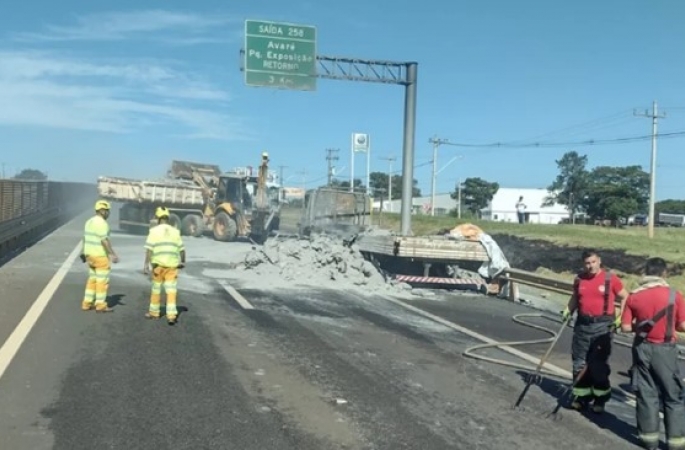 Vazamento de combustível provoca incêndio em caminhão na Rodovia João Mellão em Avaré