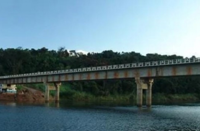 Caminhão cai de rodovia e afunda no Rio Paranapanema