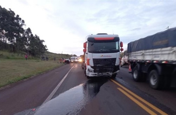 Acidente entre carro e caminhão provoca morte de motorista em rodovia de Avaré