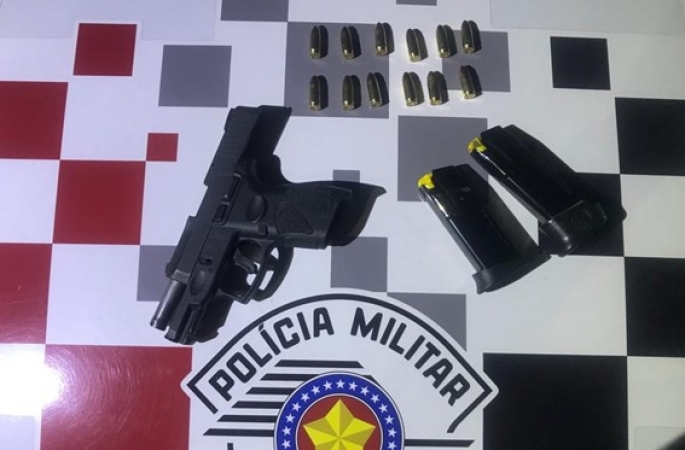 Homem é preso ao emprestar carro de amigo e PM encontrar arma de uso restrito em veículo