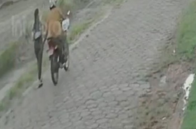 Motociclista dá tapa na bunda de mulher com bebê no colo em Avaré