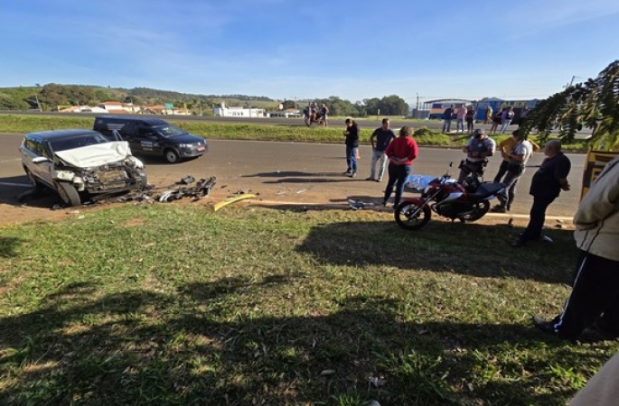 Idoso morre prensado entre carro e micro-ônibus em rodovia de Piraju