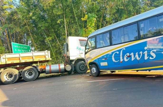 Engavetamento deixa feridos na Rodovia Raposo Tavares em Piraju