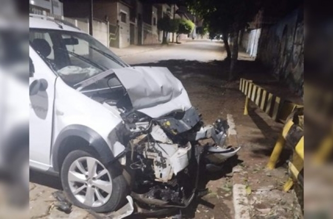 Mulher tem mal súbito e morre após bater carro em defensa metálica em Piraju