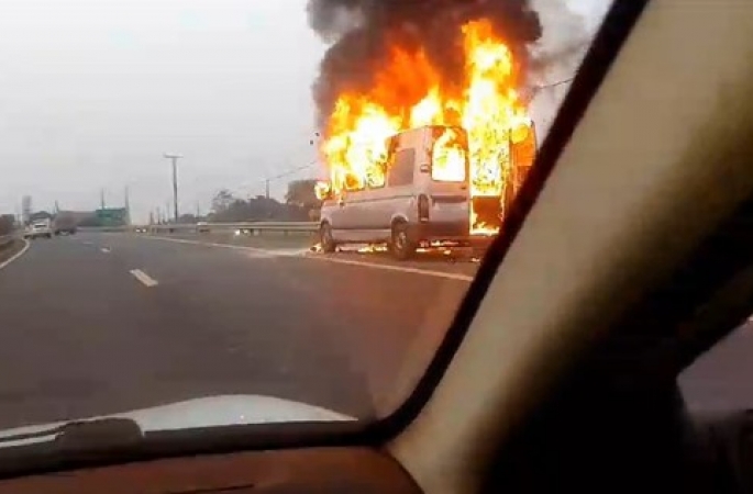 Van tem pane elétrica, pega fogo e mobiliza bombeiros em rodovia de Avaré