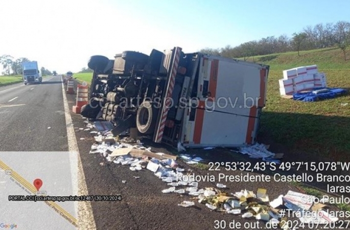 Caminhão que transportava medicamentos tomba em rodovia de Iaras