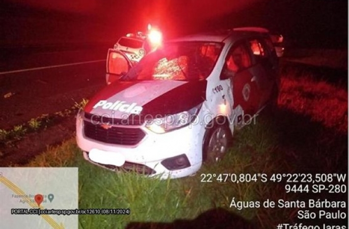 Viatura da Polícia Militar capota em rodovia do interior de SP