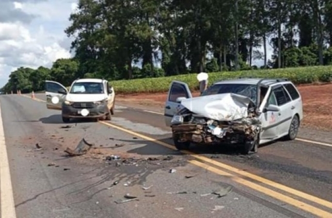 Acidente com dois carros deixa feridos e interdita a SP-249 em Itaberá