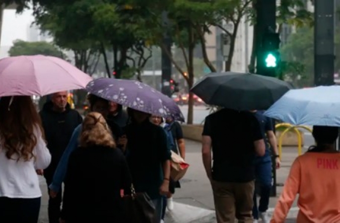 Semana começa com retorno de chuvas intensas e frente fria no Sul