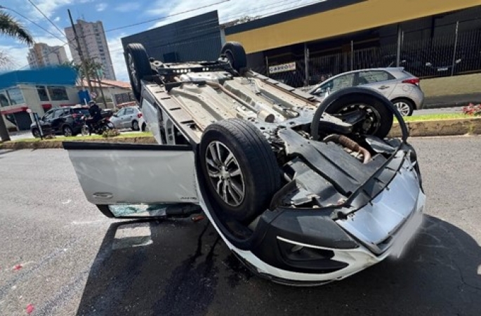 Motorista capota carro após bater em veículos estacionados em avenida de Botucatu