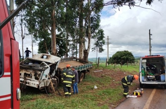 Caminhão invade pista contrária e colide com árvore deixando feridos em Itaí