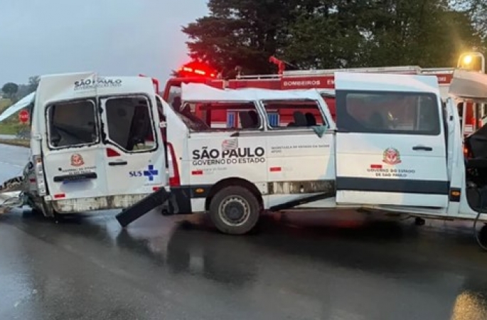 Acidente entre van da Saúde e caminhão provoca quatro mortes no interior de SP