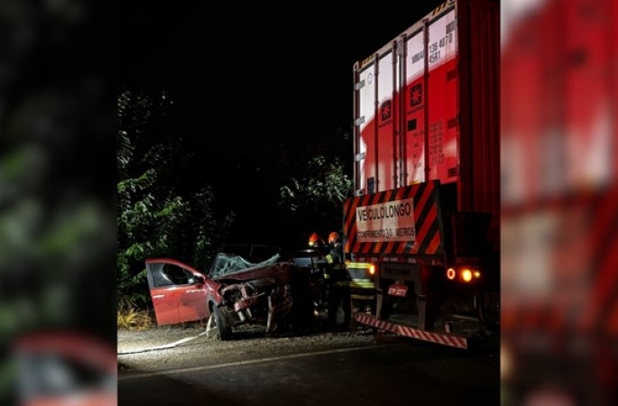 Acidente entre carro e carreta bitrem provoca morte em rodovia de Avaré