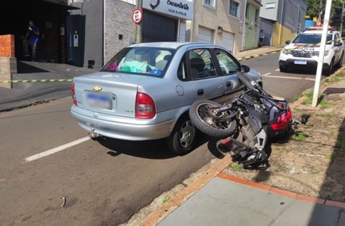 Motociclista morre após ser atingido por caminhão em cruzamento no Centro de Botucatu