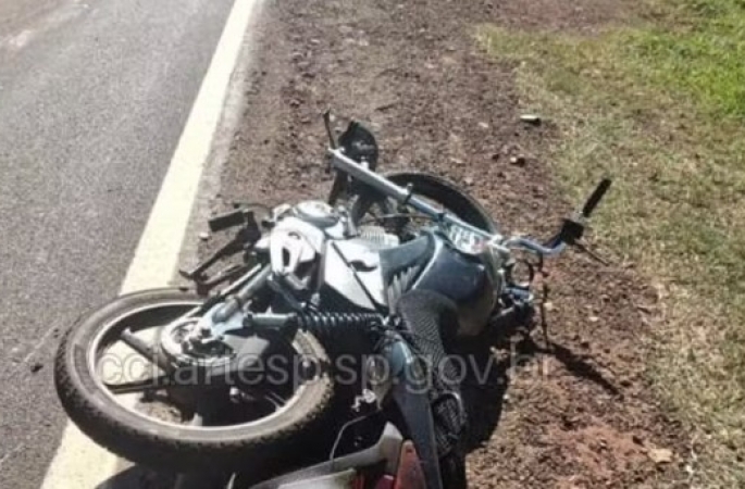 Motociclista morre após bater em caminhão em rodovia de Coronel Macedo