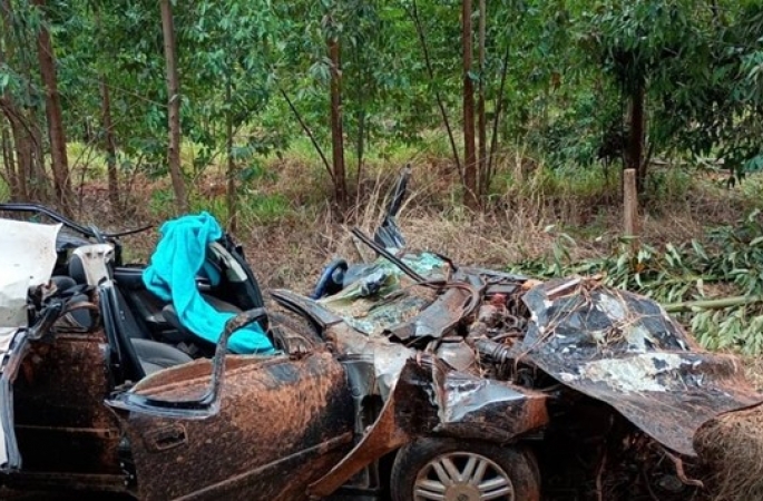 Mãe e filho ficam presos às ferragens após carro capotar em estrada