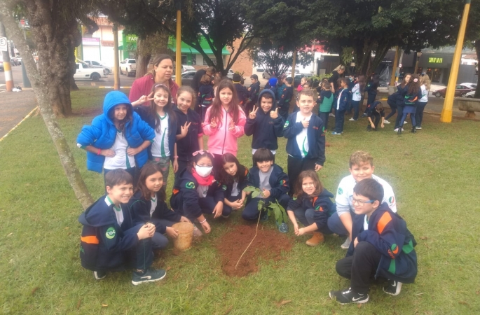 Primavera é celebrada com plantio de árvores em praças de Avaré