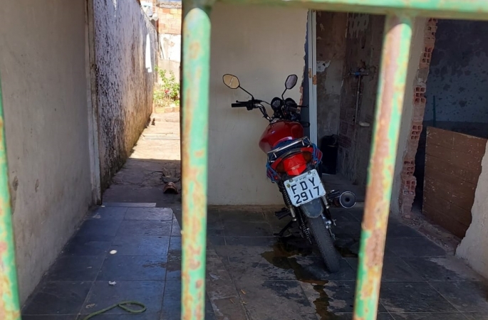 Entregador adultera placa de moto para evitar multas de trânsito