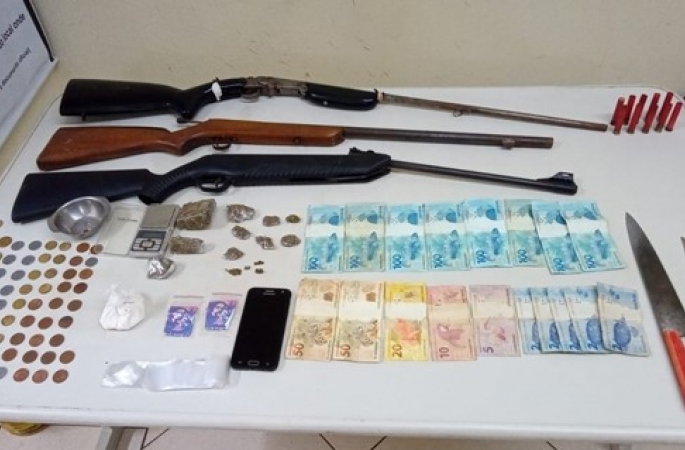 Homem é preso com armas e porções de drogas enterradas em Cerqueira César