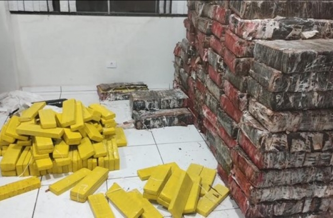 Polícia apreende mais de uma tonelada de maconha em caminhão que tombou no interior de SP