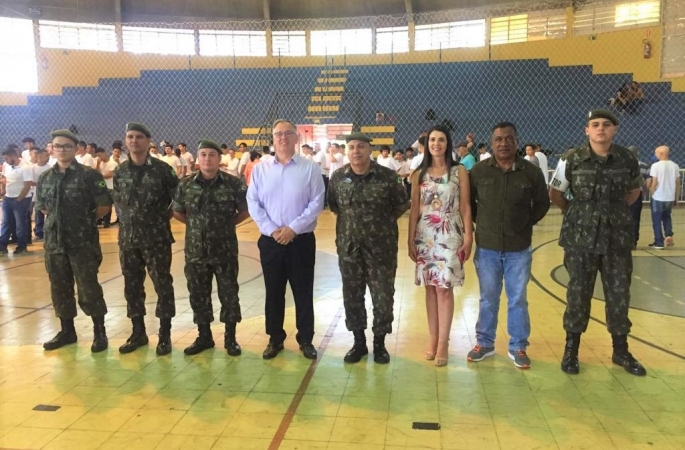 Jovens recebem certificados de dispensa do Serviço Militar