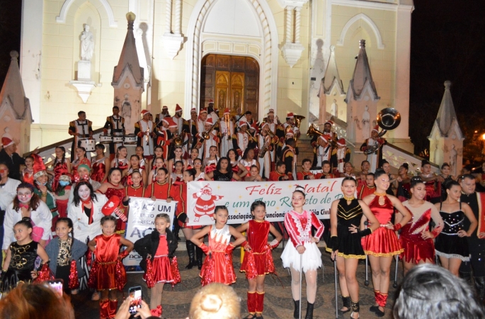 Banda Marcial da AFPCA anima véspera de Natal com desfile no centro de Avaré