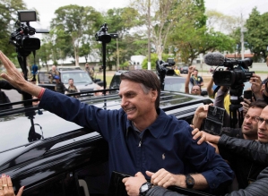 Bolsonaro provoca Lula por imunização contra a dengue na rede privada: “Se vacinou escondido”