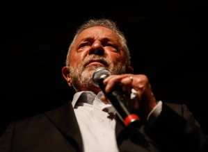 Lula cita mensalão, cobra aliados a agir contra corrupção e admite erros anteriores